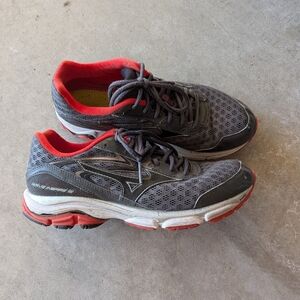 Mizuno Black and Red Athletic Shoes